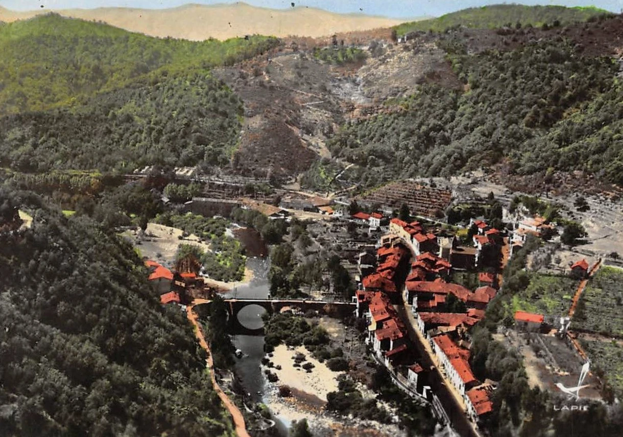 Pont de Labeaume vue aerienne.webp